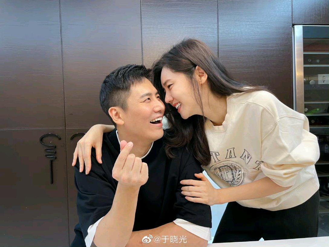 被夸“富贵相”的方媛算不算大美人，看她和梁洛施的合照就知道了